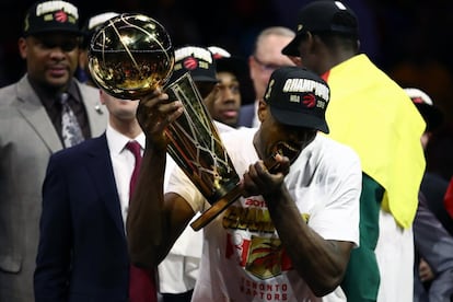 Toronto Raptors tuvieron que superarse hasta límites insospechados para rematar a unos Warriors que, frente a la fatalidad, tiraron de épica y vendieron muy cara su piel. En la imagen, Ibaka sostiene el trofeo de la NBA.