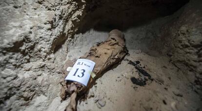 Una de las momias halladas en las catacumbas descubiertas en la provincia de Menia.