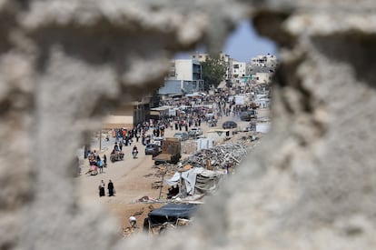 Palestinos huyen con sus pertenencias y abandonan sus casas en Jan Yunis tras la orden de evacuación del ejército israelí, este lunes.