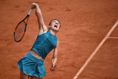 La tenista rumana Simona Halep realiza un saque.