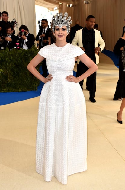 Carly Steel, con un vestido de Christian Siriano y un tocado de For the Stars.