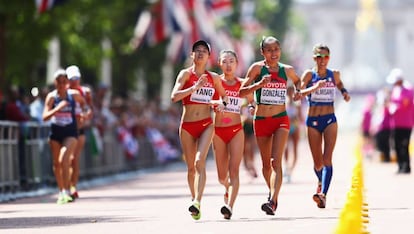 González durante el Mundial de Atletismo a un costado a las representantes de China.