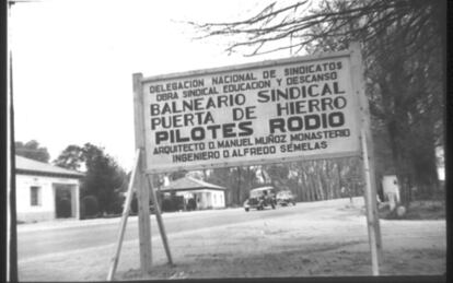 Cartel de las obras del Balneario Sindical, actual Centro Deportivo de Puerta de Hierro, en 1954. 