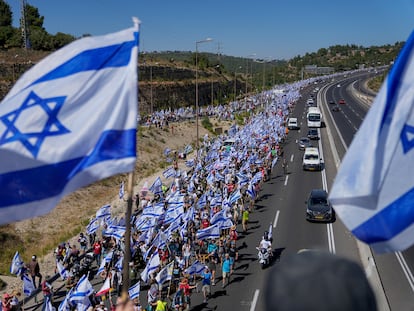 Miles de israelíes marchan hacia Jerusalén por la autopista que conecta la ciudad con Tel Aviv, este sábado.