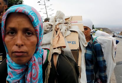 Su objetivo diario es pasar el mayor número de veces posible, aunque solo lo consiguen de dos a tres veces; no hay tiempo para más porque la frontera se cierra al paso de mercancías sobre la una.