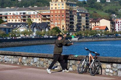 Un pescador en plena faena en la desembocadura del río Bidasoa, este viernes en Hondarribia.