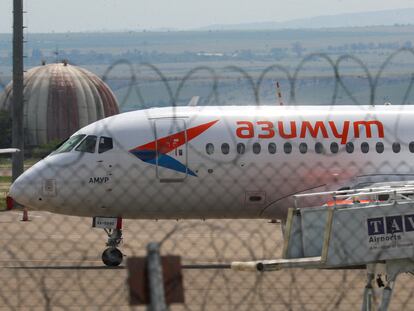 Un avión de pasajeros de la aerolínea rusa Azimuth, en el aeropuerto de Tbilisi (Georgia), este viernes.