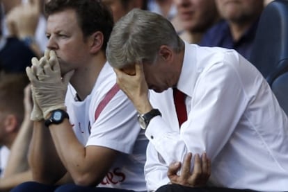 Wenger se lamenta en el banquillo de White Hart Lane.