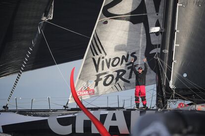 Jérémie Beyou, a bordo del  Charal, a su llegada a la línea de meta de Le Sable d’Olone.