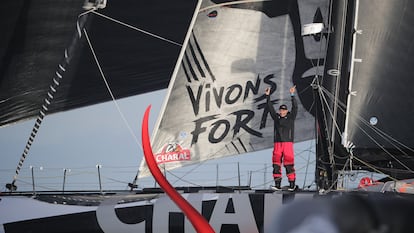 Jérémie Beyou, a bordo del  Charal, a su llegada a la línea de meta de Le Sable d’Olone.