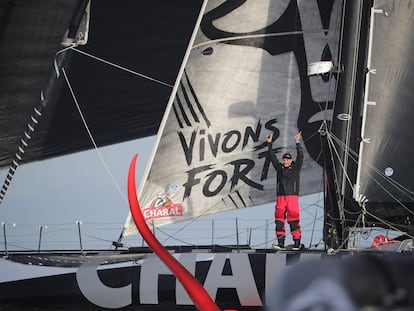 Jérémie Beyou, a bordo del  Charal, a su llegada a la línea de meta de Le Sable d’Olone.