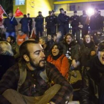 Un piquete informativo intenta impedir la salida del camión de reparto de Correos, esta noche al comienzo de la huelga general del 14 de noviembre en Toledo