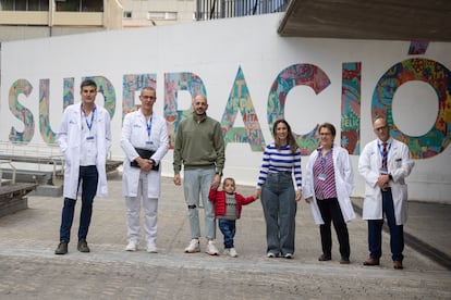 Fabio y sus padres con el equipo médico de Vall d'Hebron que ha participado en el seguimiento de su caso.