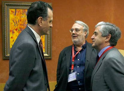 Miguel Satrústegui, Manuel Gutiérrez Aragón y Alfonso Ruiz de Assín, ayer, en  el foro.