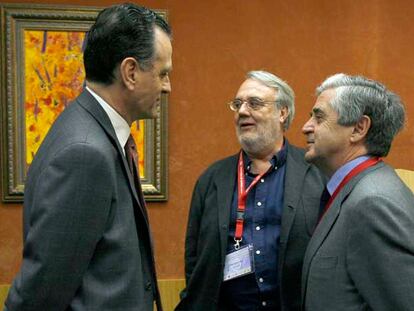 Miguel Satrústegui, Manuel Gutiérrez Aragón y Alfonso Ruiz de Assín, ayer, en el foro.