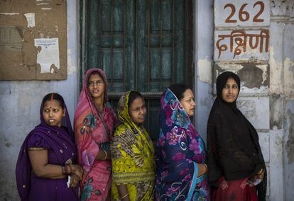 Mujeres esperan su turno para votar en Varanasi, India.