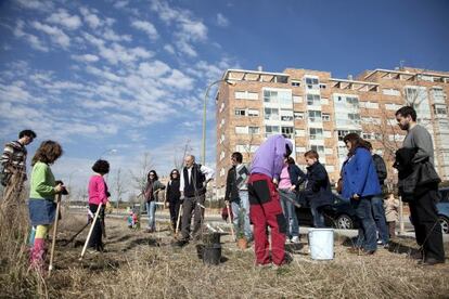 Vecinos de Carabanchel plantan árboles para reivindicar la protección del parque.