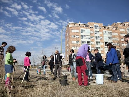 Vecinos de Carabanchel plantan árboles para reivindicar la protección del parque.