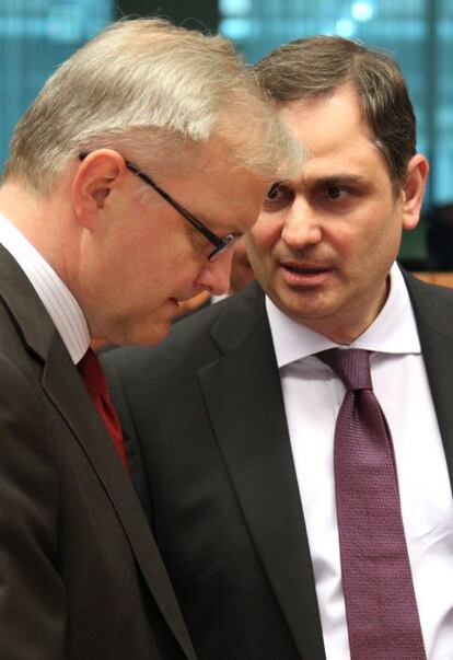 El vicepresidente del Comisión Europea Olli Rehn (izquierda) escucha a Philippos Sachinidis, ministro griego de Economía. Grecia ha disparado las alarmas en los últimos días debido a la imposibilidad de formar gobierno tras los comicios del 6 de mayo pasado