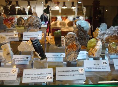 Stand donde se exponen varios tipos de minerales en la feria de geología Natura, en Madrid.