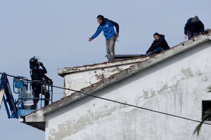 Los policas acceden al tejado de la vivienda donde activistas de la plataforma Stop Desafiuzamentos, entre ellos el bombero Roberto Rivas, que se neg a desalojar a una anciana de su casa, permanecen encaramados para evitar el desalojo y derribo del edificio.