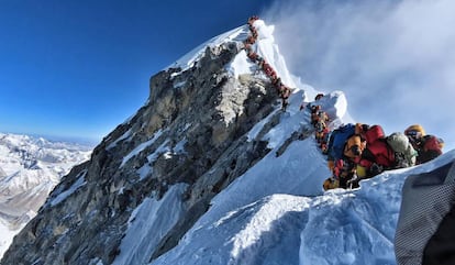 Alpinistas esperan su turno para llegar a la cumbre del Everest, el pasado miércoles.