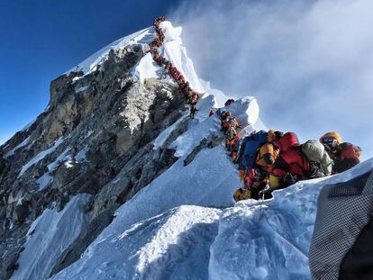 Alpinistas esperan su turno para llegar a la cumbre del Everest, el pasado miércoles.