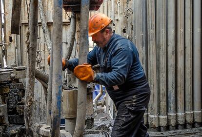 El pozo número 4 del yacimiento SK se lleva perforando desde hace un par de semanas. El gas se encuentra a una profundidad de 200 metros. Una cuadrilla de operarios ucranios con experiencia en toda la antigua URSS se encarga de la perforación. En este lugar se trabaja 24 horas al día. Estos hombres del petróleo, orgullosos y silenciosos, cobran salarios que van de los 1.000 a los 1.800 euros al mes.