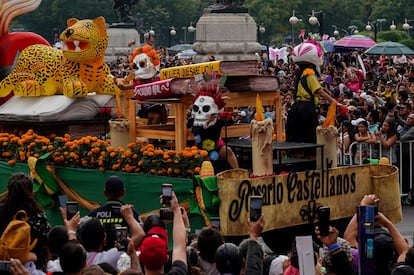 Este año el Desfile de Día de Muertos de Ciudad de México rindió homenaje a Rosario Castellanos, David Alfaro Siqueiros y Lucha Reyes. 
