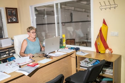 Isabel Montero, trabajando en su despacho de Villaconejos.