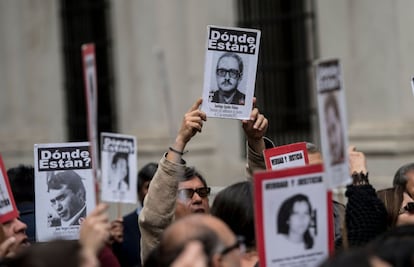 Ativistas da organização chilena de direitos humanos ‘Pessoas detidas e desaparecidas’ mostram pessoas desaparecidas durante a ditadura militar em frente ao palácio presidencial de La Moneda, em Santiago.