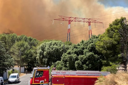 Trabajos de extinción del incendio que avanzaba hacia Marsella en la tarde de este martes.