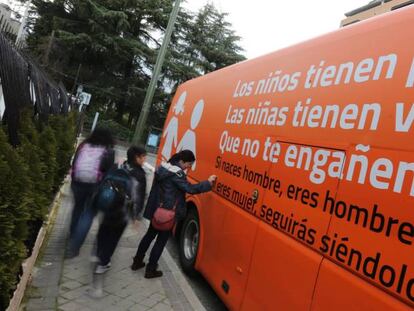 Autobús de Hazte Oír, en la calle de la Macarena, en Madrid.