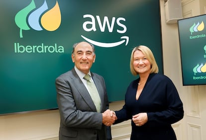 Ignacio Galán, presidente ejecutivo de Iberdrola, y Lindsay McQuade, directora de Energía para EMEA (Europa, Medio Oriente y África) en Amazon, durante la firma del acuerdo. Cedida