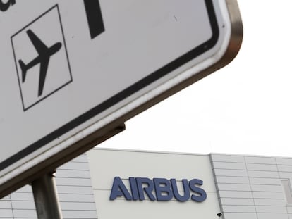 Logo de la compañía Airbus en la fachada de una de sus sedes.