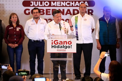 Julio Menchaca, candidato a la jefatura de Gobierno de Hidalgo por la coalición de los partidos Morena, Partido del Trabajo, Movimiento de Regeneración Nacional y Nueva Alianza, habla hoy al confirmar su triunfo en las elecciones en la ciudad de Pachuca.