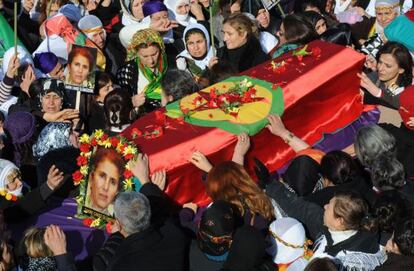 Miles de kurdas trasladan uno de los f&eacute;retros en Diyarbakir.