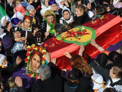 Miles de kurdas trasladan uno de los f&eacute;retros en Diyarbakir.
