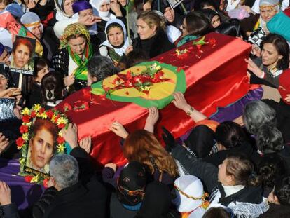 Miles de kurdas trasladan uno de los f&eacute;retros en Diyarbakir.