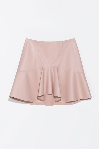 Falda rosa pastel en tejido de polipiel y volante en el bajo. Es de Zara y también está disponible en negro (25,95 euros).