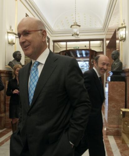 Josep Antoni Duran y Alfredo Pérez Rubalcaba, ayer, en los pasillos del Congreso