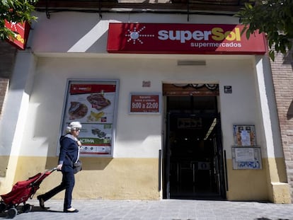 Supermercado de la cadena SuperSol en Sevilla.