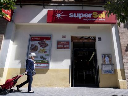 Supermercado de la cadena SuperSol en Sevilla.