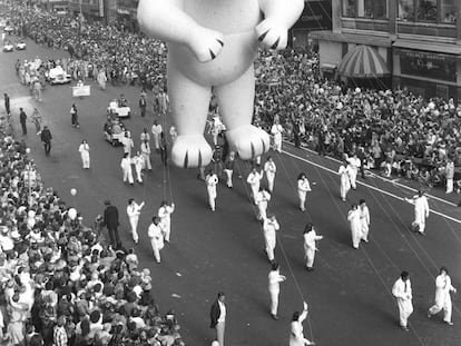 Un globo gigante de Snoopy, hinchado con helio, en el desfile de Acción de Gracias de Nueva York en Broadway el 22 de noviembre de 1979.