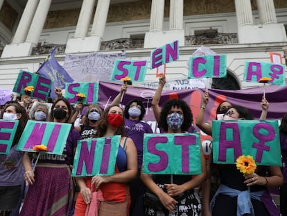 Una protesta feminista a las puertas de un tribunal en Río de Janeiro, en noviembre de 2020.
