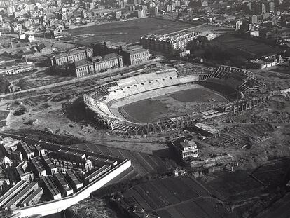 Vista de la construcció del Camp Nou el febrer de 1956.