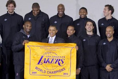 Obama, con la plantilla de Los Lakers.