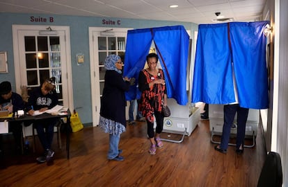 Una mujer tras votar en Filadelfia