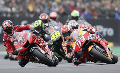 Marc Márquez rueda por delante de Danilo Petrucci en el Gran Premio de Le Mans. 