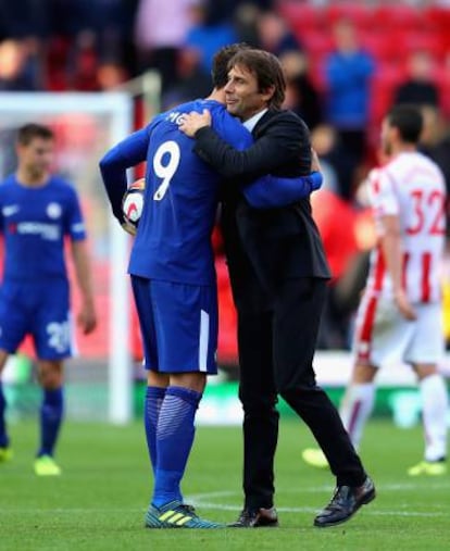 Conte abraza a Morata al finalizar el partido en Stoke.